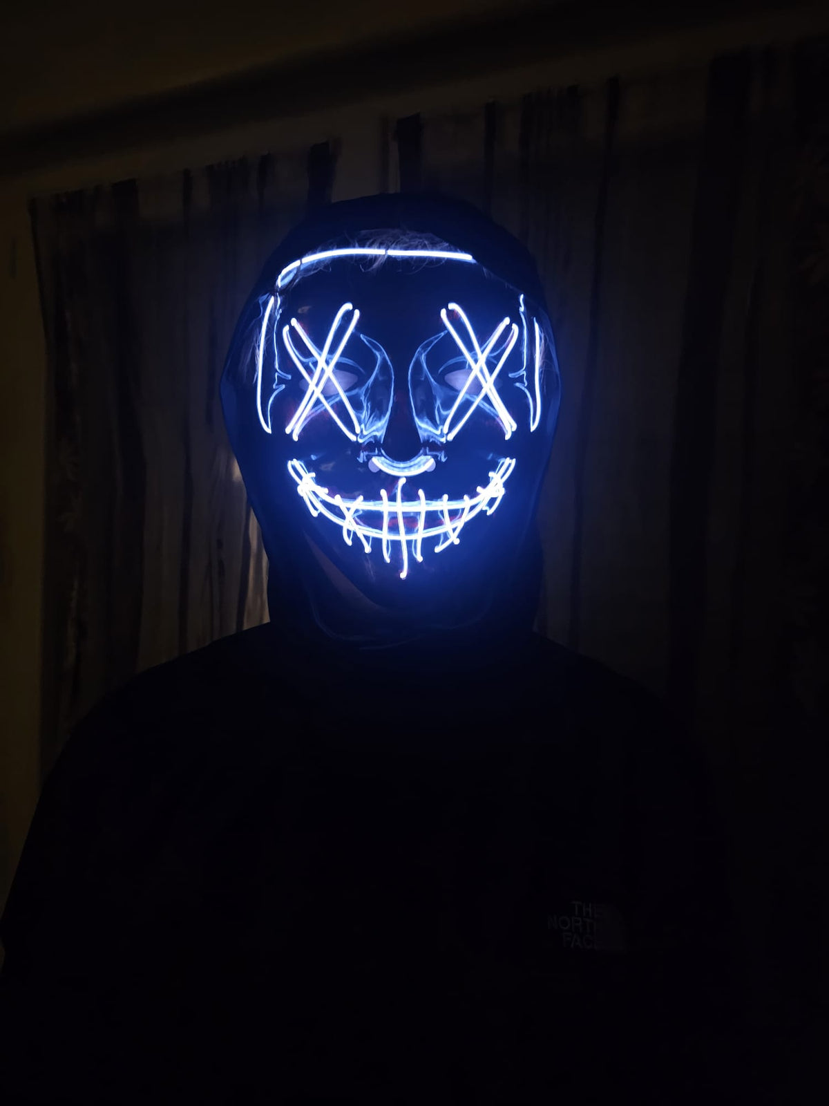 Masque LED Halloween blanc porté de face, photo réelle