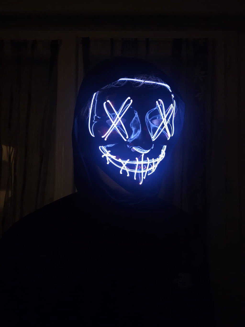 Masque LED Halloween blanc porté en angle, photo réelle