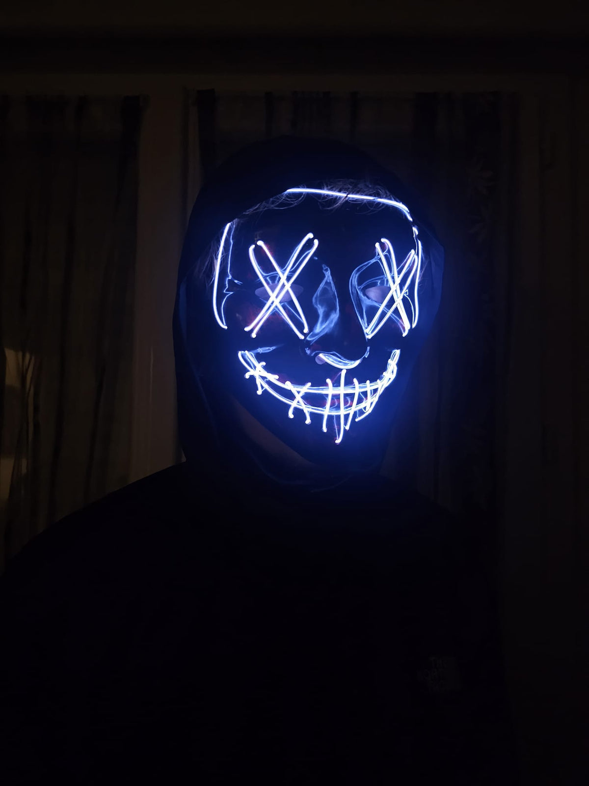 Masque LED Halloween blanc porté en angle, photo réelle