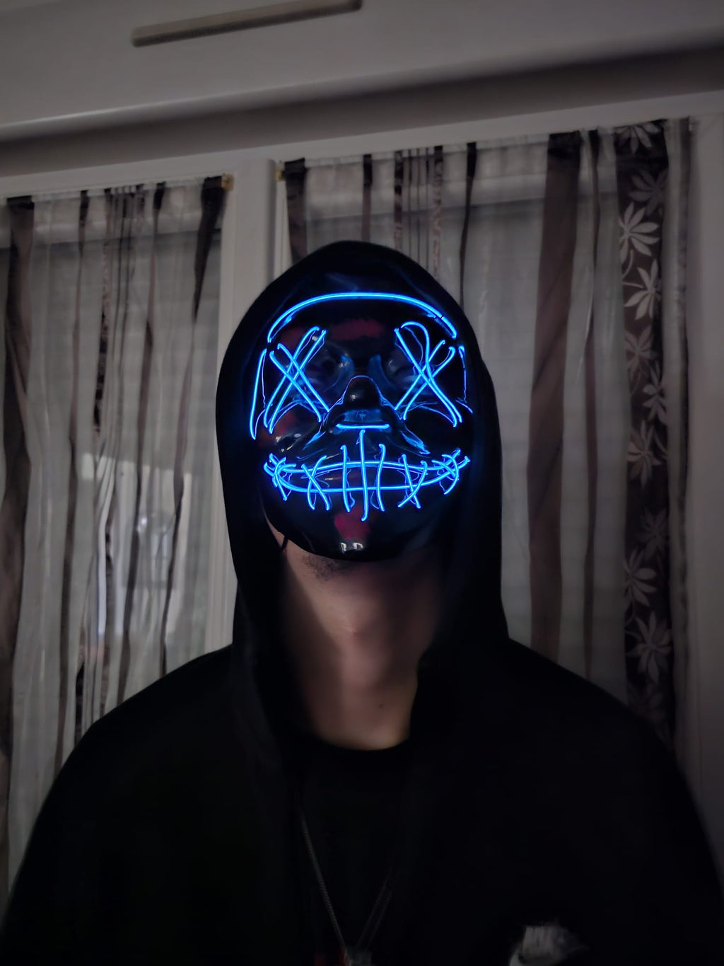 Masque LED Halloween bleu porté de face, lumière bleue intense