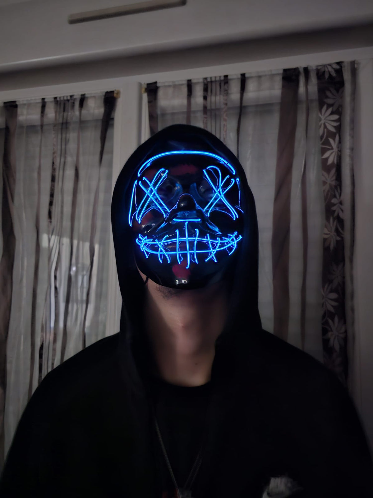 Masque LED Halloween bleu porté de face, lumière bleue intense