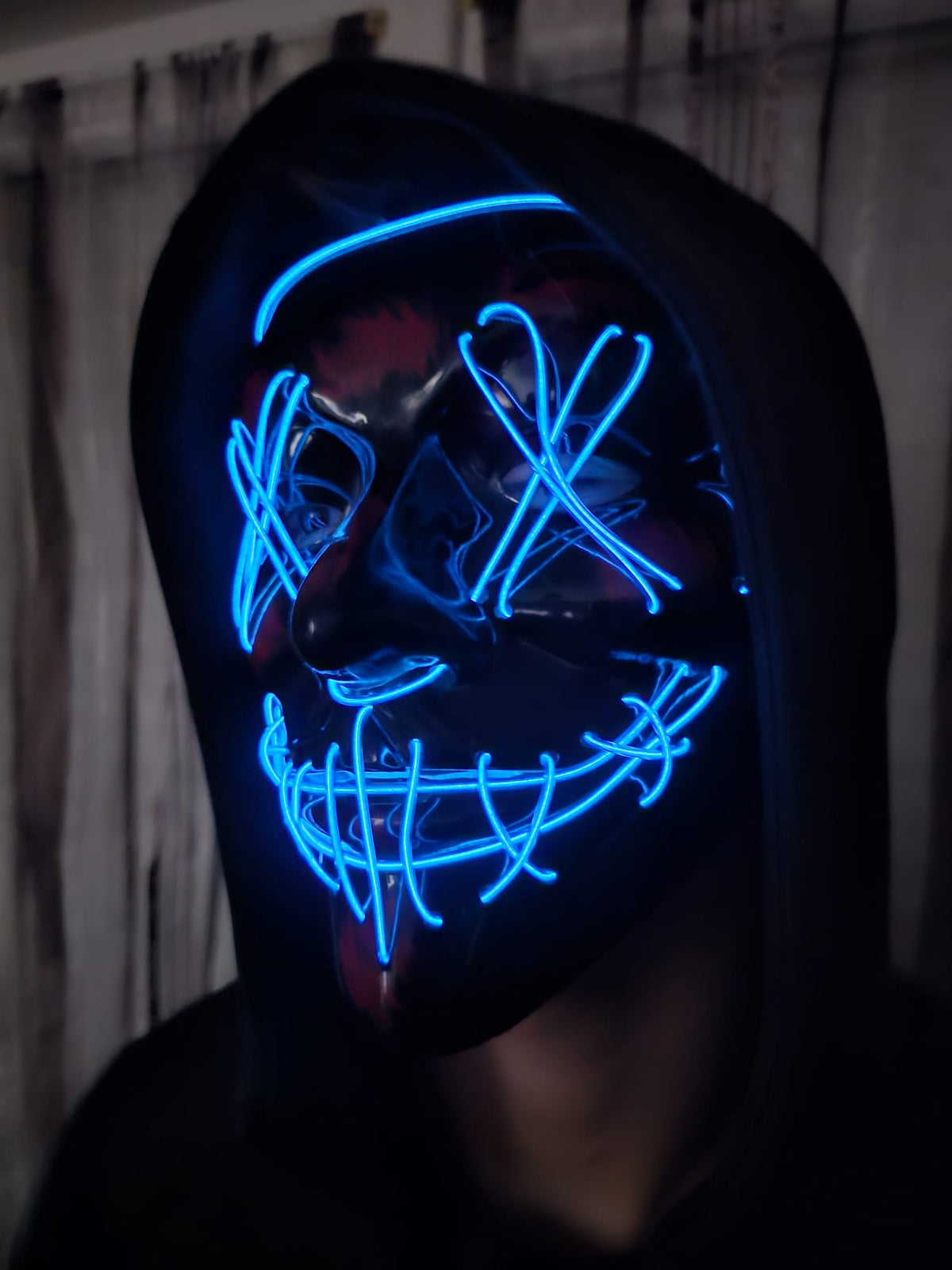 Gros plan de profil du masque LED Halloween bleu