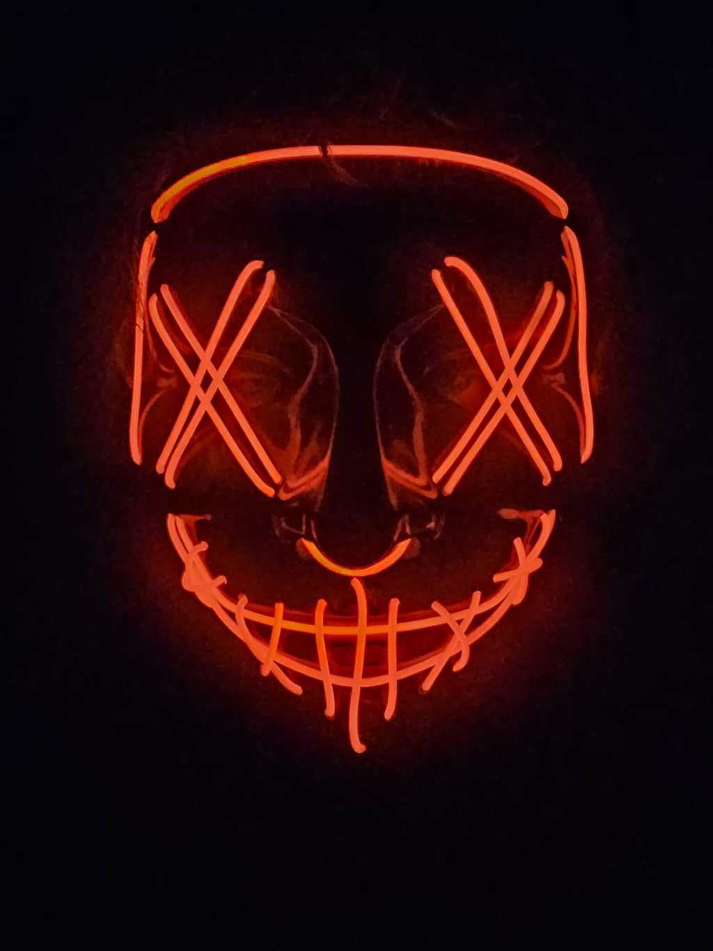Gros plan du masque LED Halloween orange, photo réelle