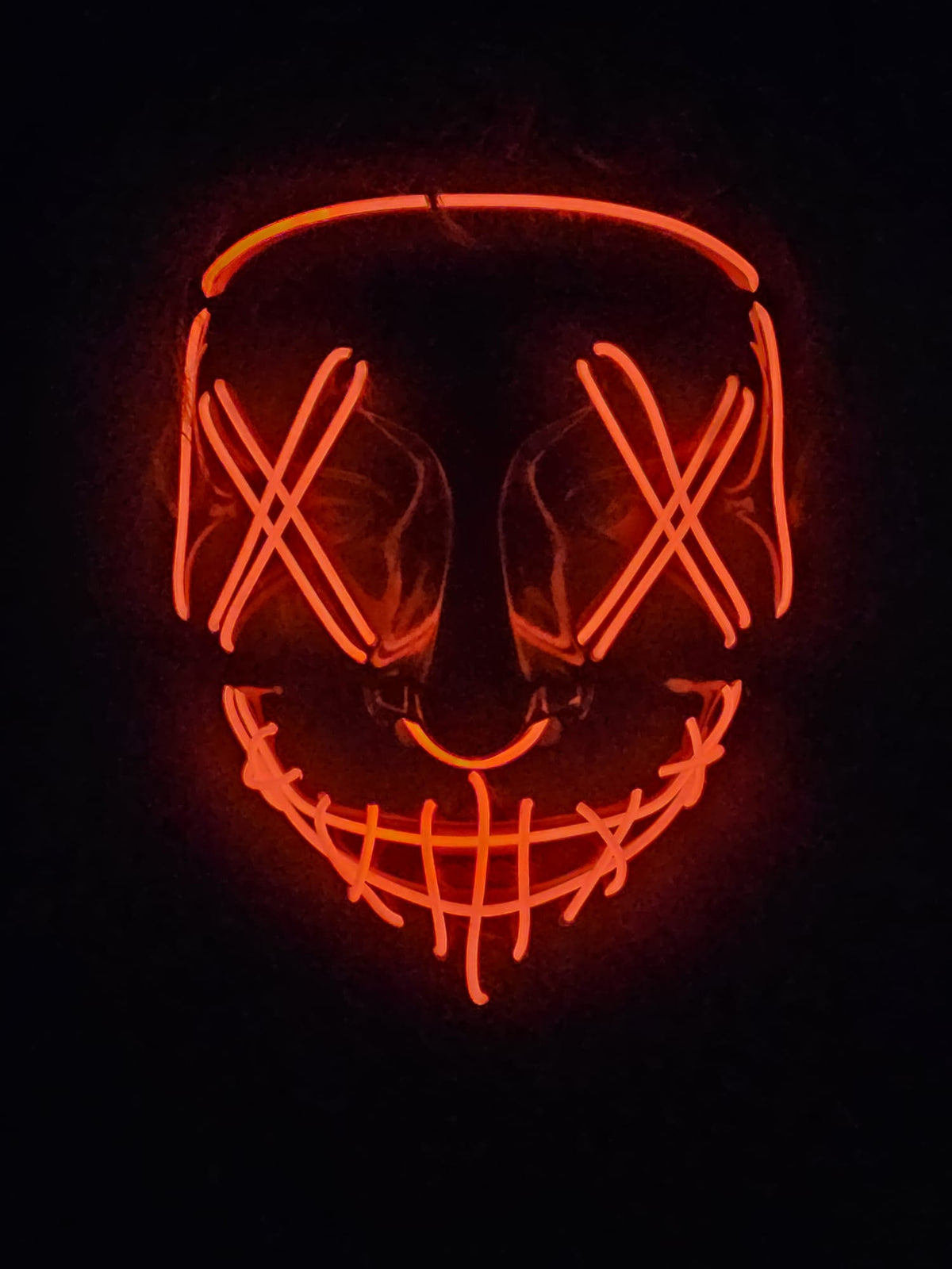 Gros plan du masque LED Halloween orange, photo réelle