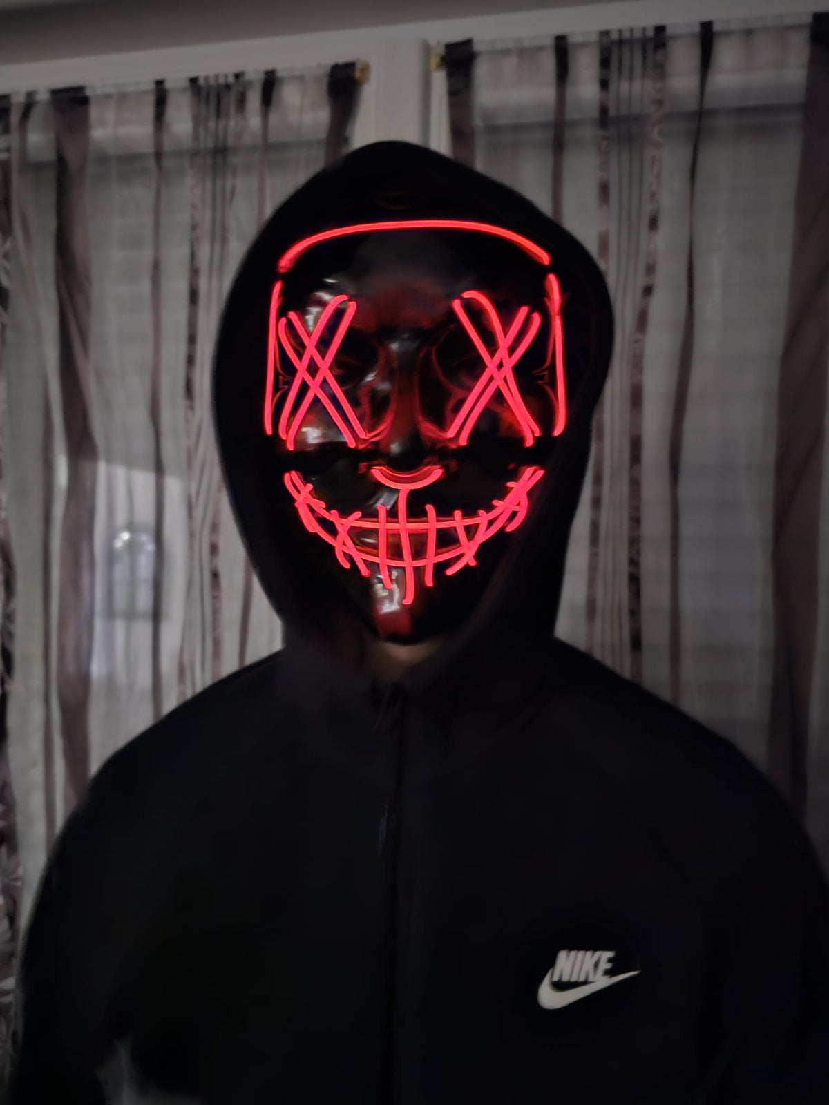 Masque LED Halloween rouge porté, photo réelle